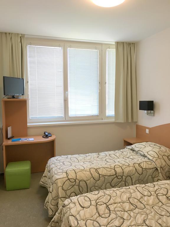 Ceu Konferencia Koezpont Hotell Budapest Exteriör bild