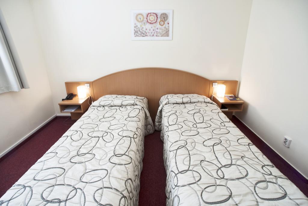 Ceu Konferencia Koezpont Hotell Budapest Rum bild